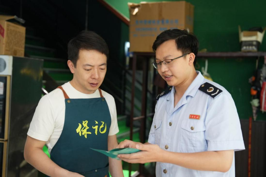 稅務干部上門給納稅人宣講稅收政策。何坤攝