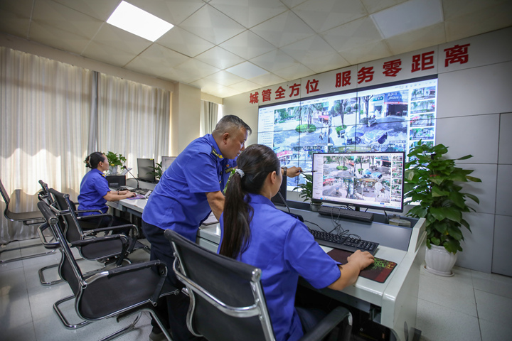 貴定縣城市管理數字化指揮中心工作人員通過“智慧城管系統”進行日常監管。