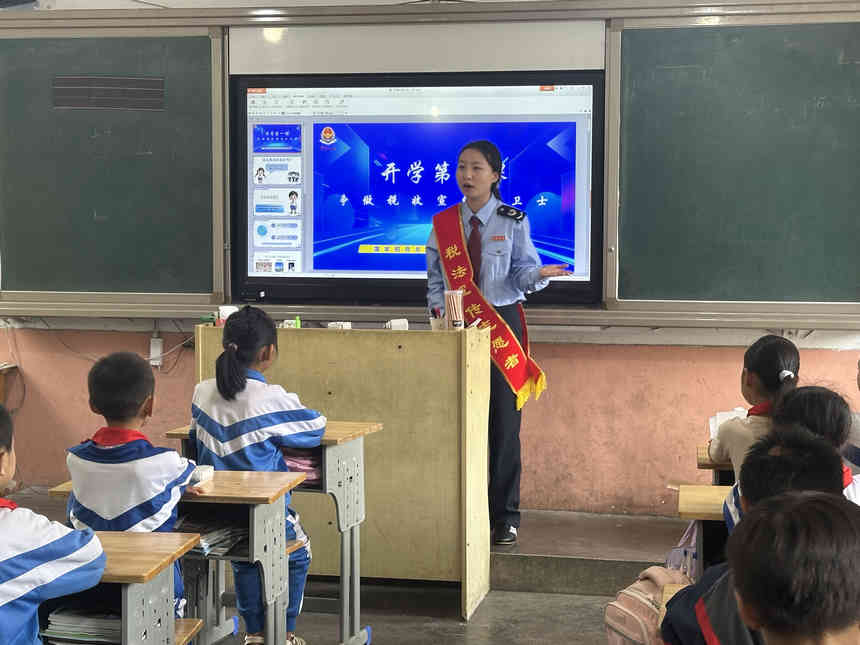 稅務干部給學生上“稅法宣傳課”。王馨瑜攝