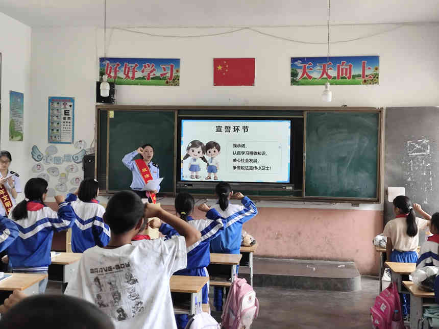 稅務干部給學生上“稅法宣傳課”。王馨瑜攝