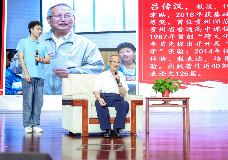 一場跨越年齡與閱歷的特別對話感動全場 。 周洲 攝.jpg