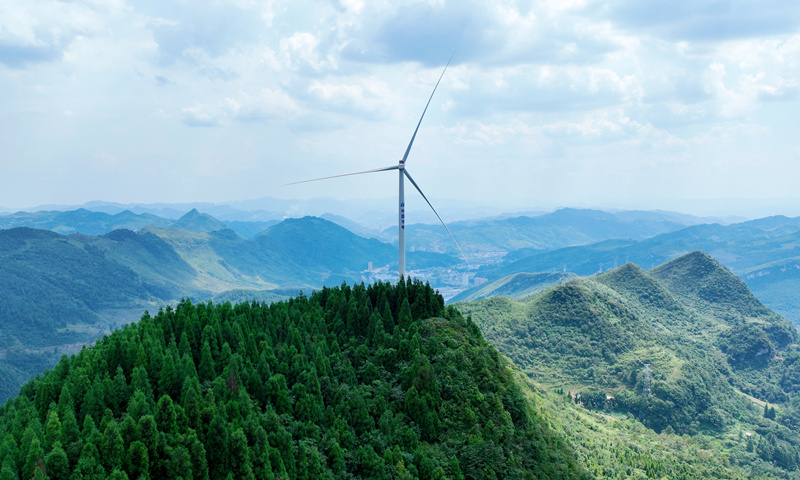 風力發電機組傲然矗立。陳桂良攝