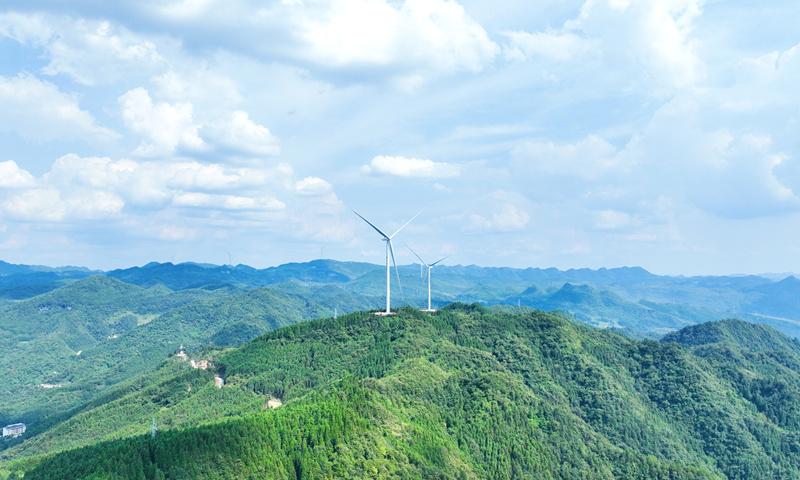風機葉片迎風轉動。陳桂良攝