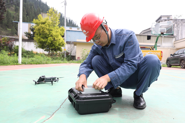 李華鵬在安裝無人機載故障診斷定位裝置。盧關文攝