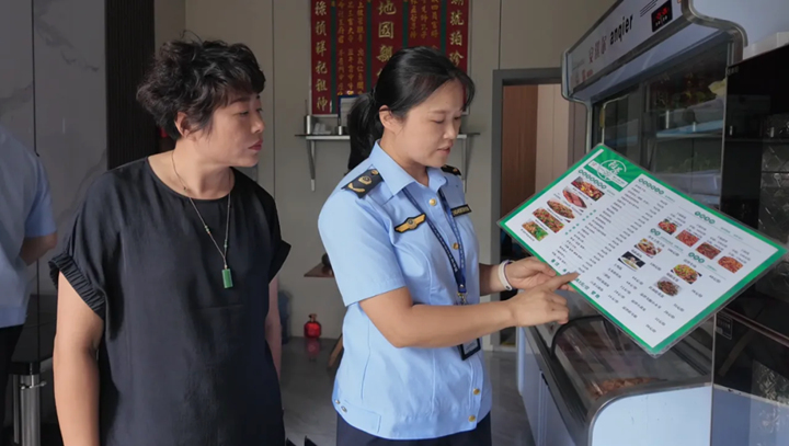 圖為黃果樹旅游區市場監督管理局突擊檢查餐飲單位。