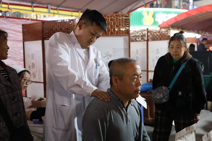 圖為關嶺中醫院中醫師為村民進行中醫按摩。