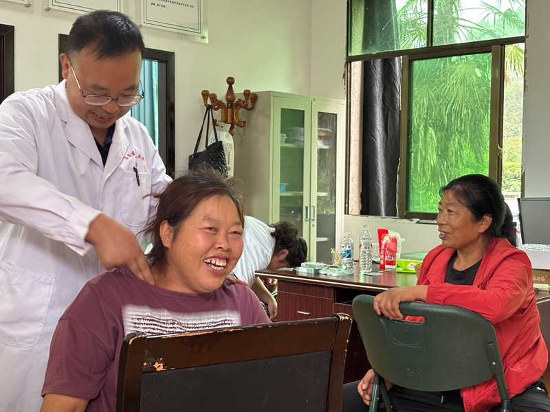中醫正在幫助村民診療.jpg