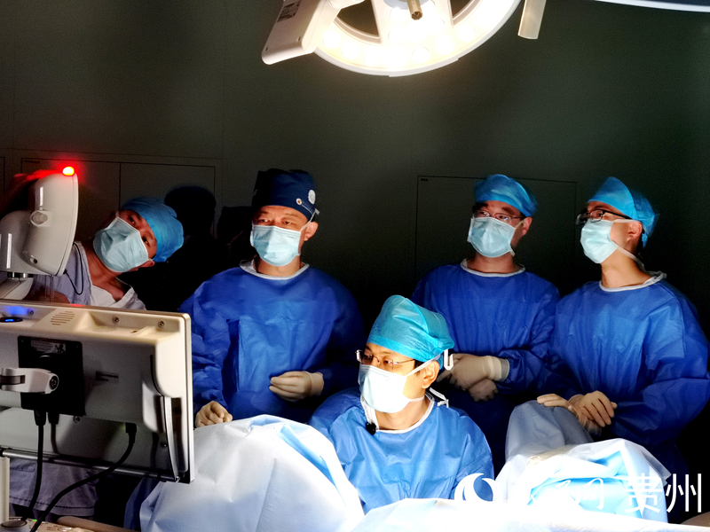 手術進行中。人民網記者 王秀芳攝