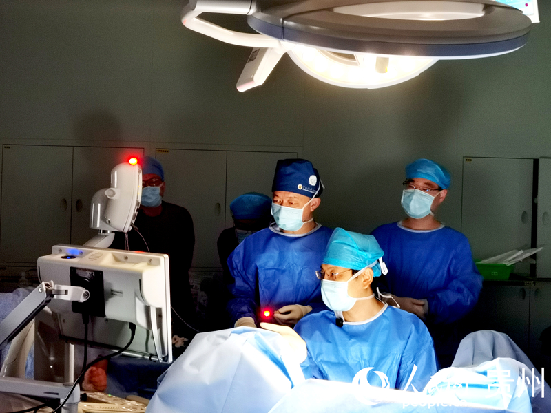 手術進行中。人民網記者 王秀芳攝