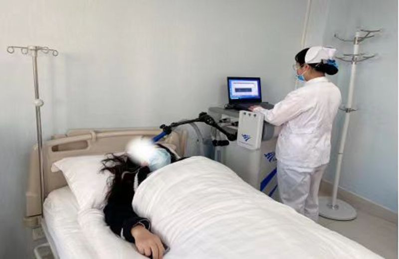 六盤水市第三人民醫院睡眠障礙科工作人員為患者進行睡眠監測。