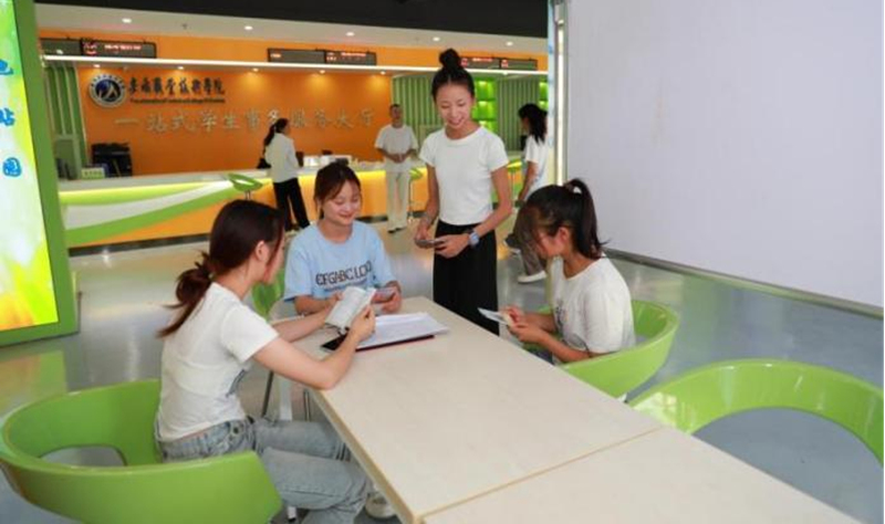 2.安順職院“紅石榴籽”優秀宣講員指導新加入的宣講隊員。