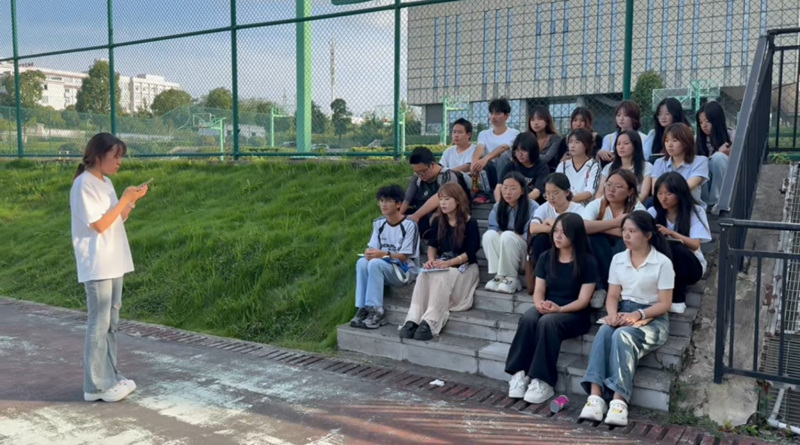 安順職院“紅石榴籽”宣講隊到校園運動場進行宣講。