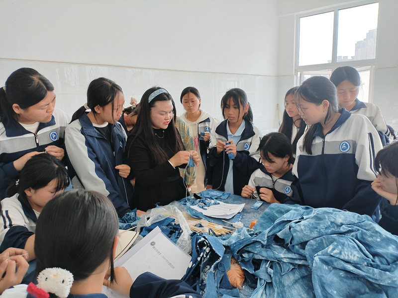 圖為梁海蘭指導學生學習蠟染。