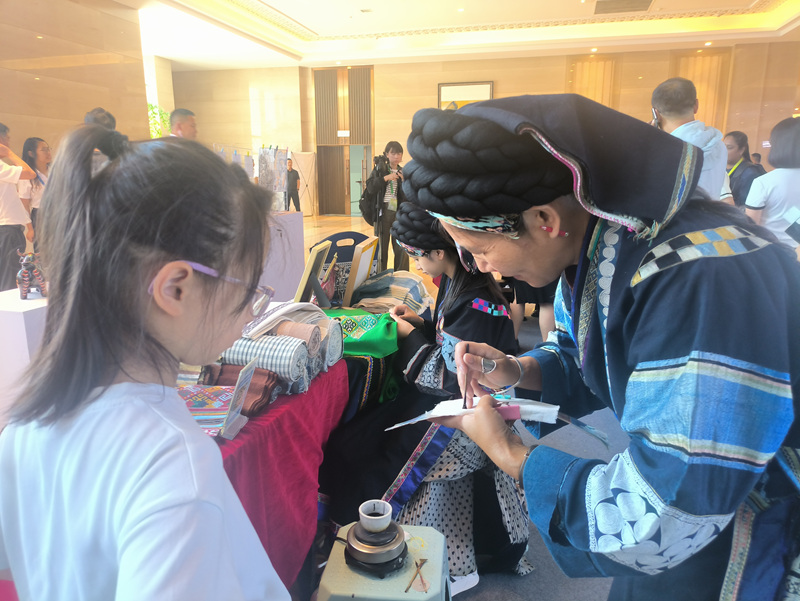 圖為伍德芬教授學員蠟染技藝。