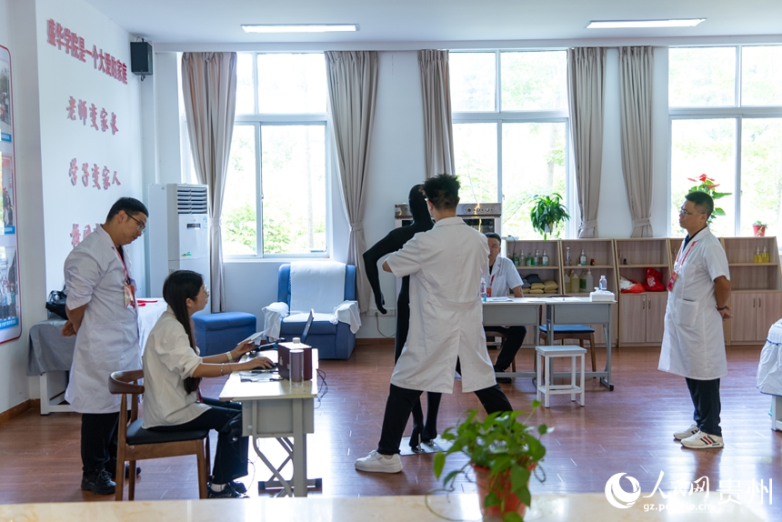 視障考生參與實踐技能考核。人民網記者 涂敏攝