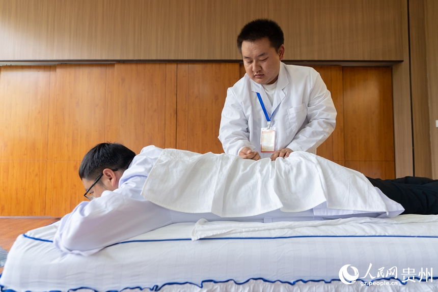 視障考生參與實踐技能考核。人民網記者 涂敏攝