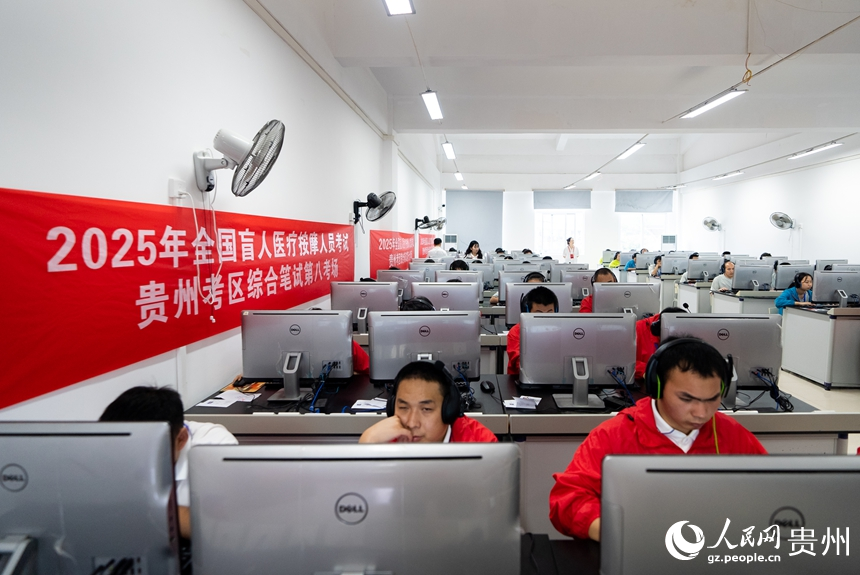 視障考生參與綜合筆試。人民網記者 涂敏攝
