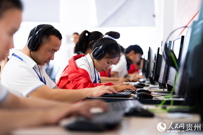 視障考生參與綜合筆試。人民網記者 涂敏攝