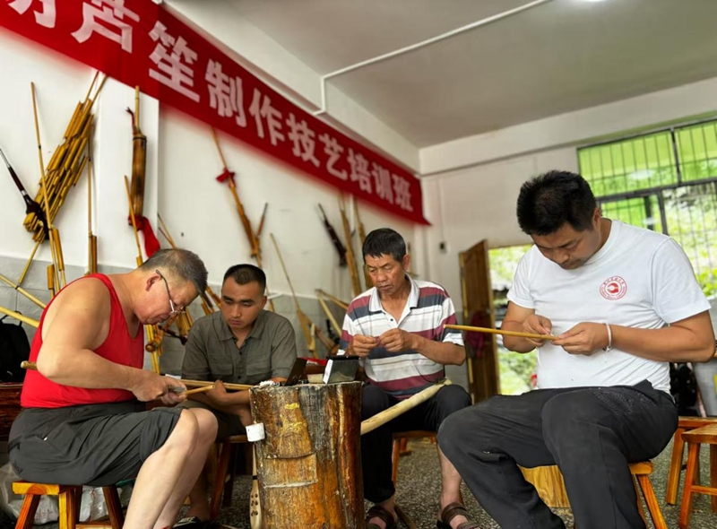 楊昌杰與師傅——國家級非物質文化遺產苗族蘆笙制作技藝項目傳承人莫厭學一起給報京鄉村民培訓  田榆鋆攝.jpg