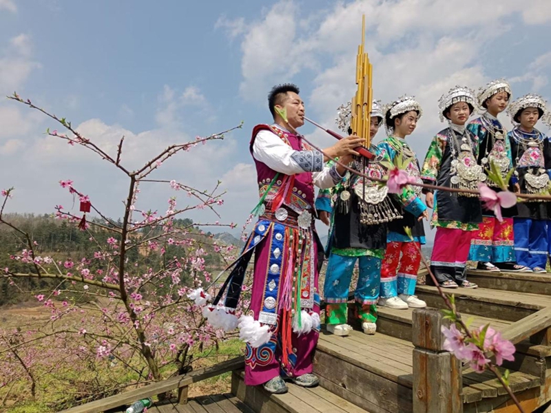 楊昌杰參加鎮遠古城第二屆“花語節”活動進行報京蘆笙文藝表演。龔巧巧攝