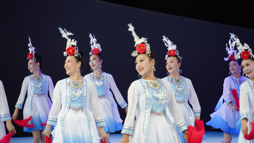 2025年全國老年人健身廣場舞大聯動在西江千戶苗寨舉行。