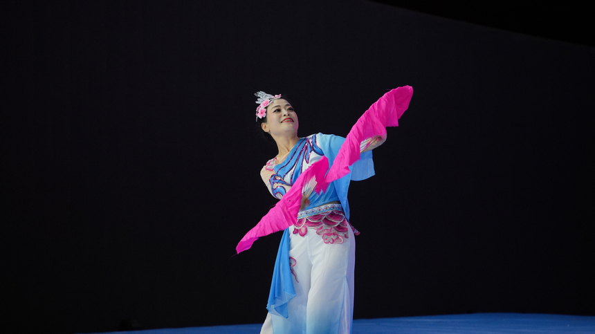 2025年全國老年人健身廣場舞大聯動在西江千戶苗寨舉行。