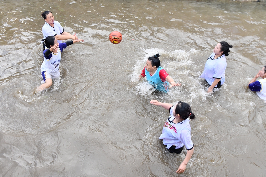 2025年9月13日，貴州省凱里市萬潮鎮馬田村，群眾在打水上籃球競賽鬧豐收。楊仁海攝