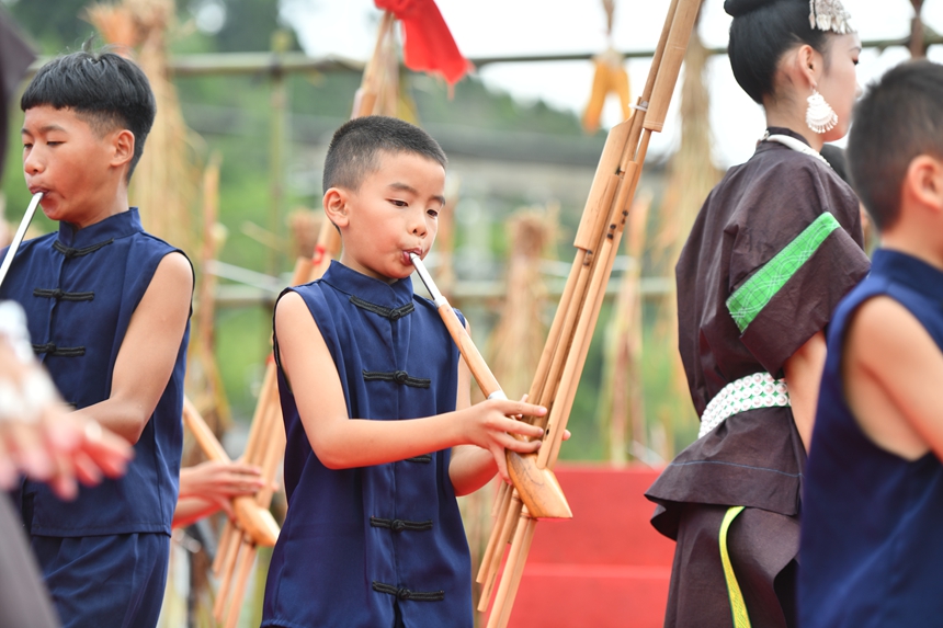 2025年9月13日，貴州省凱里市萬潮鎮馬田村，孩子們在吹奏蘆笙跳蘆笙舞鬧豐收。楊仁海攝