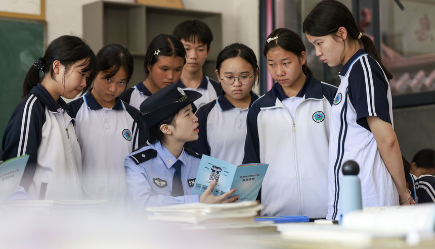 2025年9月15日，民警在貴州省銅仁市玉屏侗族自治縣黔東民族寄宿制中學給學生普及網絡安全知識。