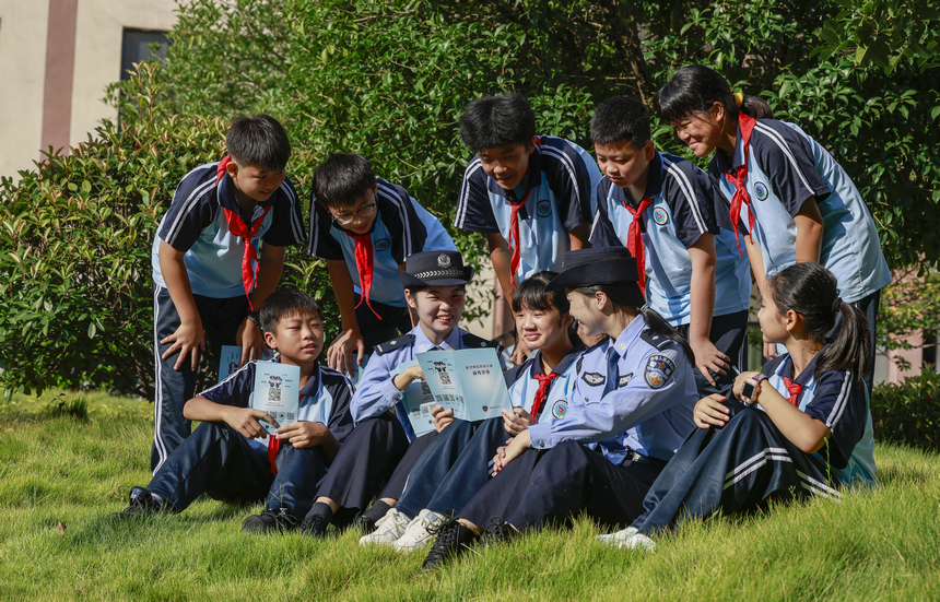 2025年9月15日，民警在貴州省銅仁市玉屏侗族自治縣黔東民族寄宿制中學給學生普及網絡安全知識。