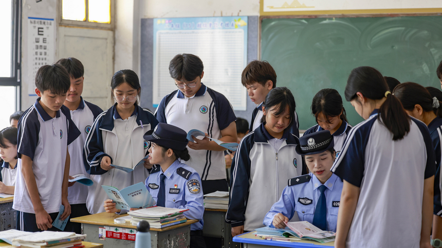 2025年9月15日，民警在貴州省銅仁市玉屏侗族自治縣黔東民族寄宿制中學給學生普及網絡安全知識。