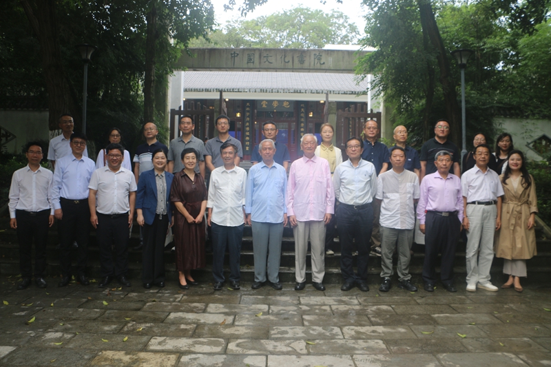 3.《圖說百年貴大》新書分享會與會領導嘉賓合影。貴州大學 供圖.JPG