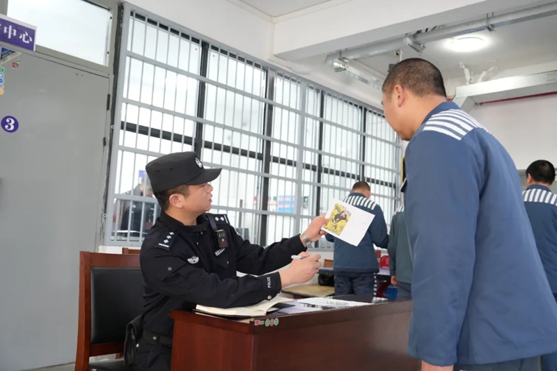 民警轉交云信。