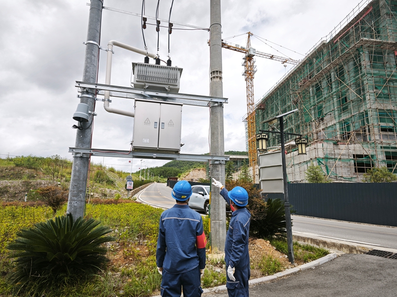 2、銅仁石阡供電局工作人員對困牛山村電力設施開展特巡。  任俊旭攝.jpg