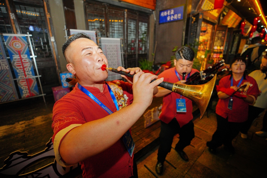 9月16日，在貴州省丹寨縣萬達小鎮，董氏嗩吶傳承人在吹奏嗩吶。