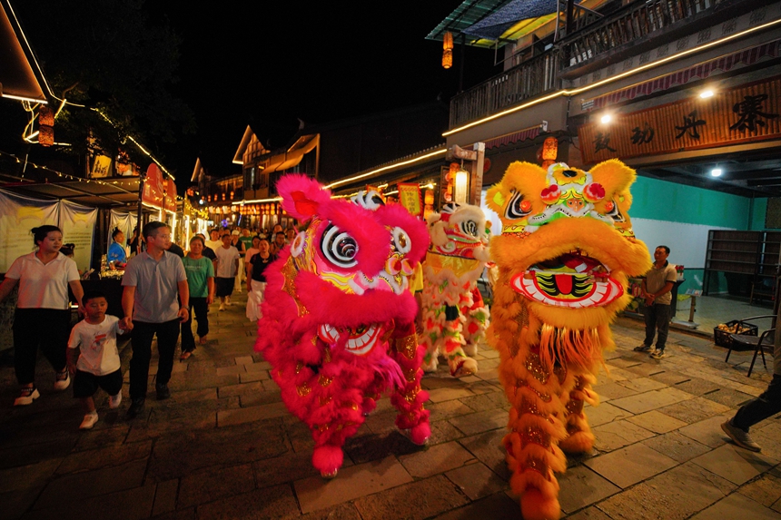 9月16日，在貴州省丹寨縣萬達小鎮，人們在觀看醒獅表演。