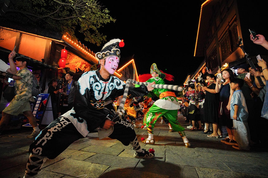 9月16日，在貴州省丹寨縣萬達小鎮，人們在觀看英歌舞表演。