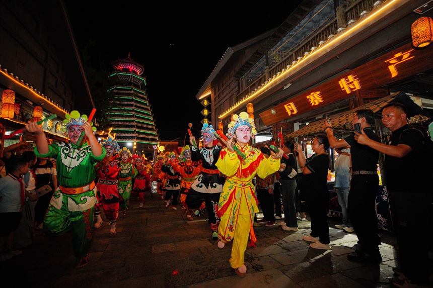 9月16日，在貴州省丹寨縣萬達小鎮，人們在觀看英歌舞表演。