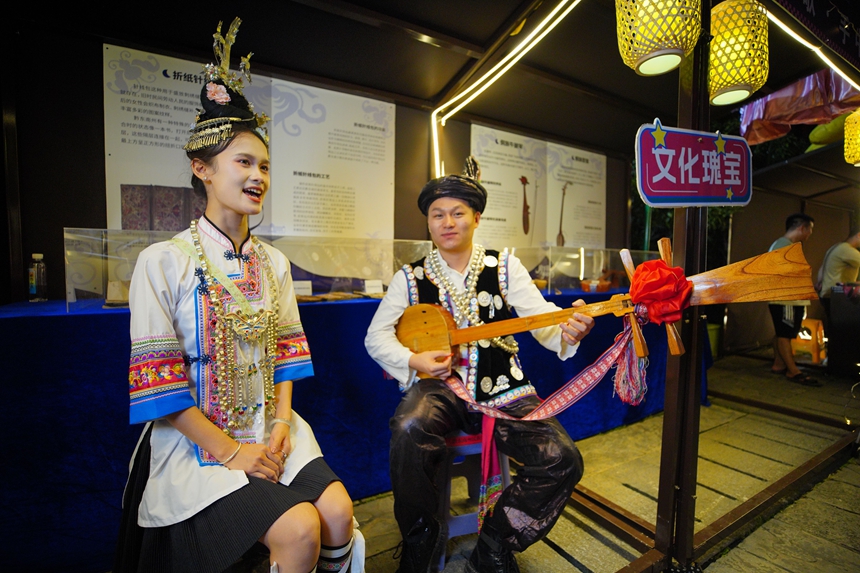 9月16日，在貴州省丹寨縣萬達小鎮，演員在彈唱侗族琵琶歌。