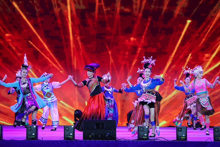 9月16日，在貴州省丹寨縣萬達小鎮，演員在開幕式文藝晚會中表演舞蹈。