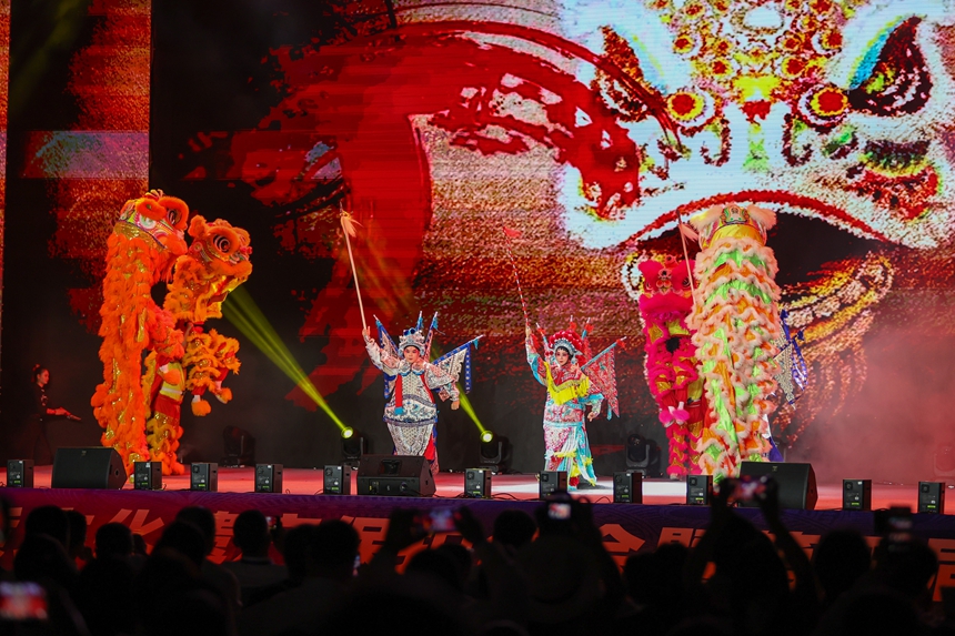 9月16日，在貴州省丹寨縣萬達小鎮，演員在開幕式文藝晚會中表演醒獅、粵劇。