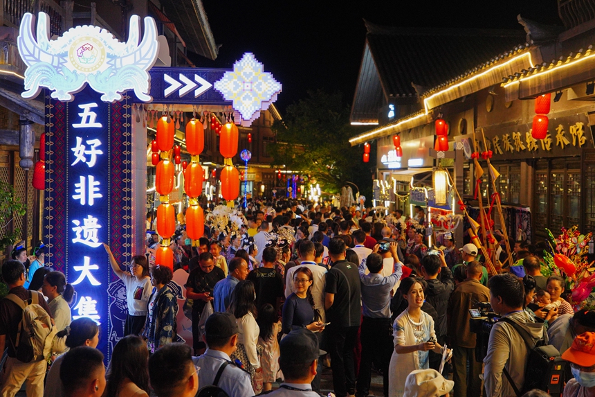 9月16日，人們在貴州省丹寨縣萬達小鎮逛“五好非遺大集”。