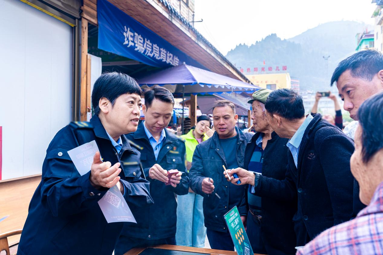 碧江區局執法人員在兩板橋社區開展普法活動。