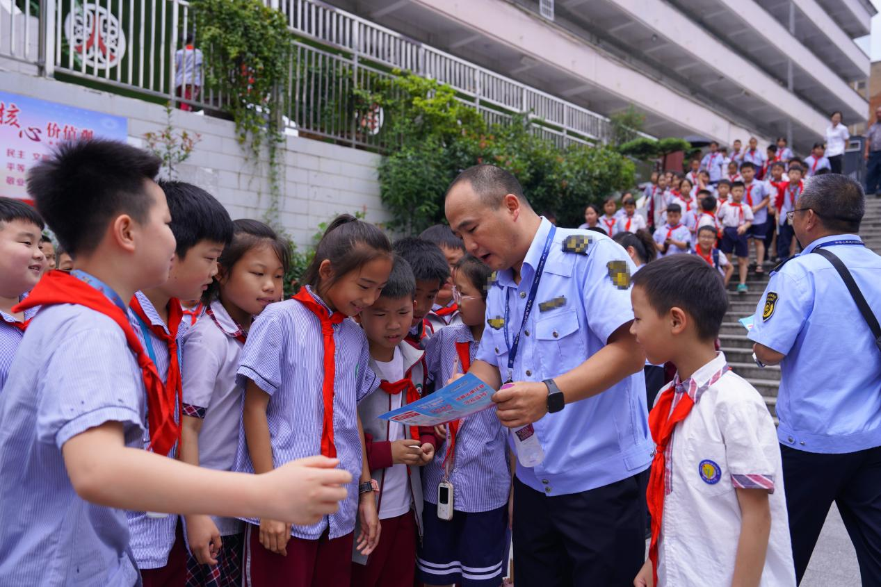 碧江區局執法人員在校園內向學生宣傳法律知識。
