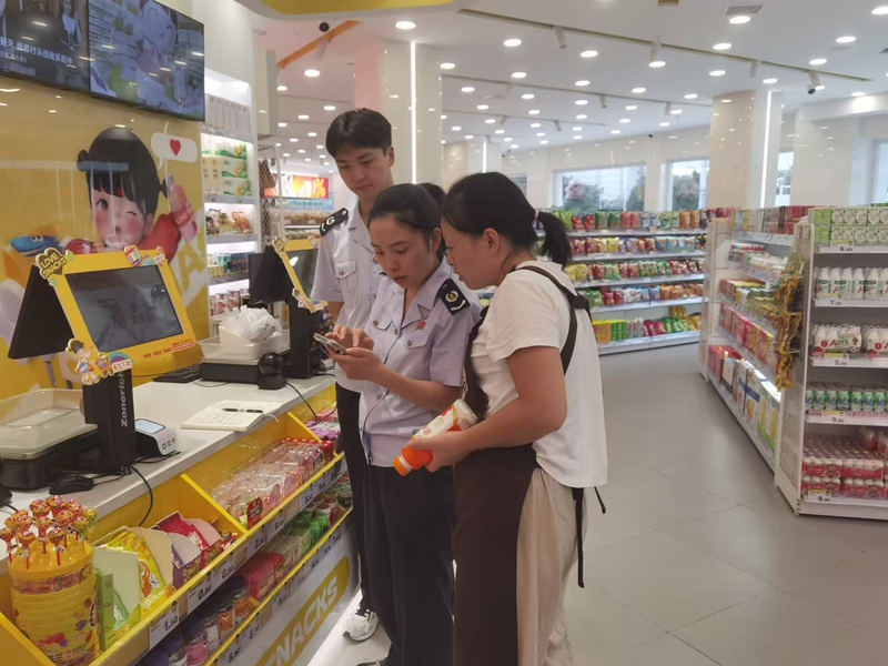 稅務干部走訪個體工商戶。