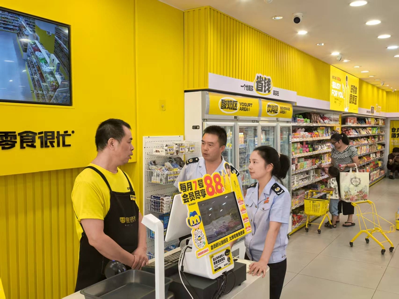 稅務干部走訪個體工商戶。