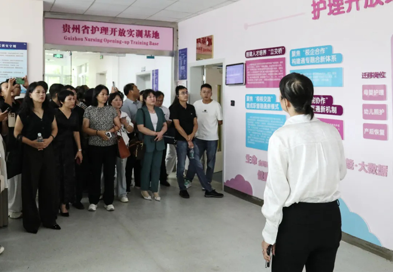 與會人員參觀學?？叼B實訓基地。