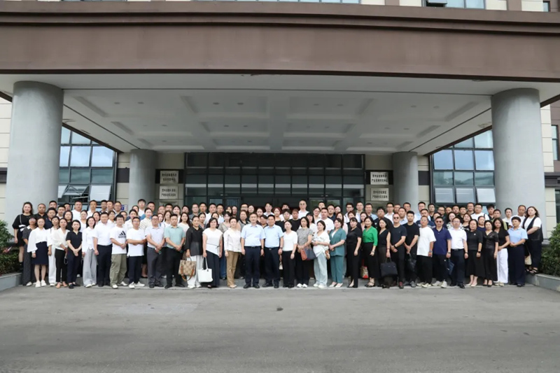 參會人員合影。