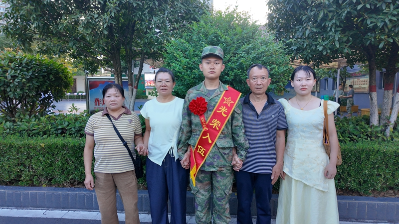 入伍新兵與親人合影。胡鳳至 攝.jpg