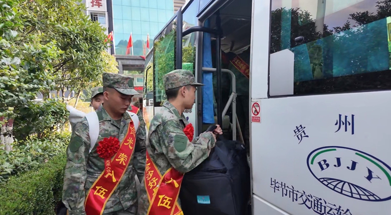 新兵們陸續登上大巴。胡鳳至 攝.jpg